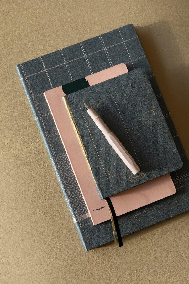Tinne + Mia – Linen Notebook Forest Green – Cuaderno rayado y puntos verde B6 (16 x 13 cm)